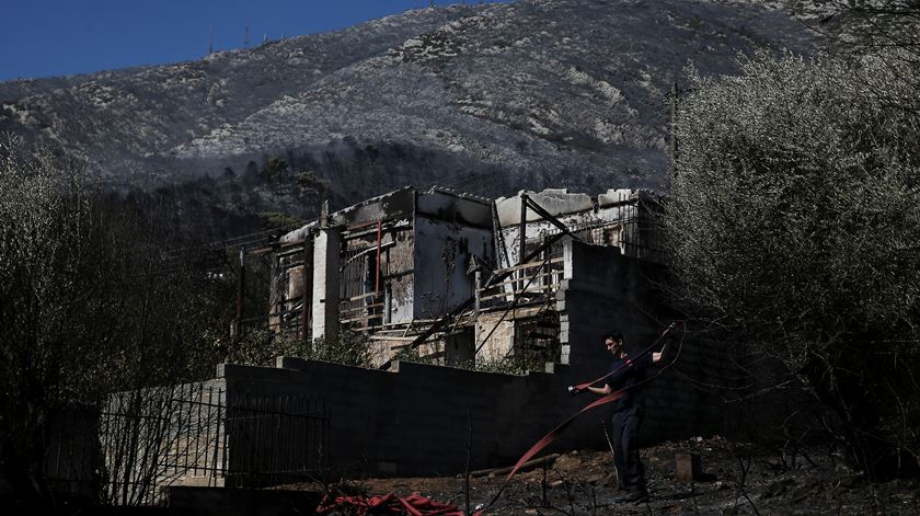 Casa destruída no incêdio florestal no Monte Hymettus, perto de Atenas, na Grécia. Foto: Costas Baltas/Reuters