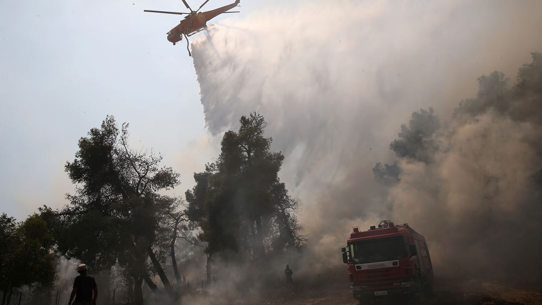 Na ilha grega de Eubeia um incêndio obrigou à retirada de 500 pessoas e à evacuação de um mosteiro. Foto: Costas Baltas/ Reuters
