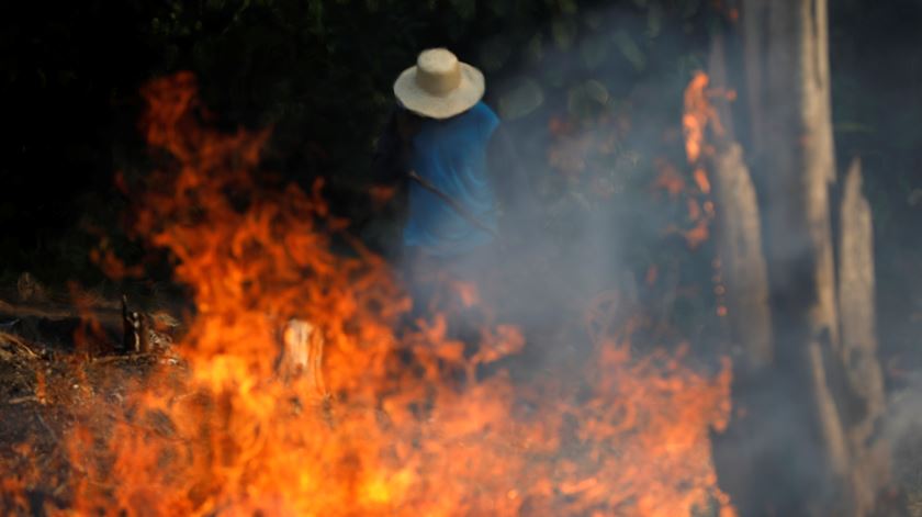 Homem combate fogos em Novo Airo. Foto: REUTERS / Bruno Kelly