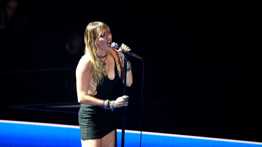 Miley Cyrus interpretou o seu novo single "Slide Away". Foto: Reuters