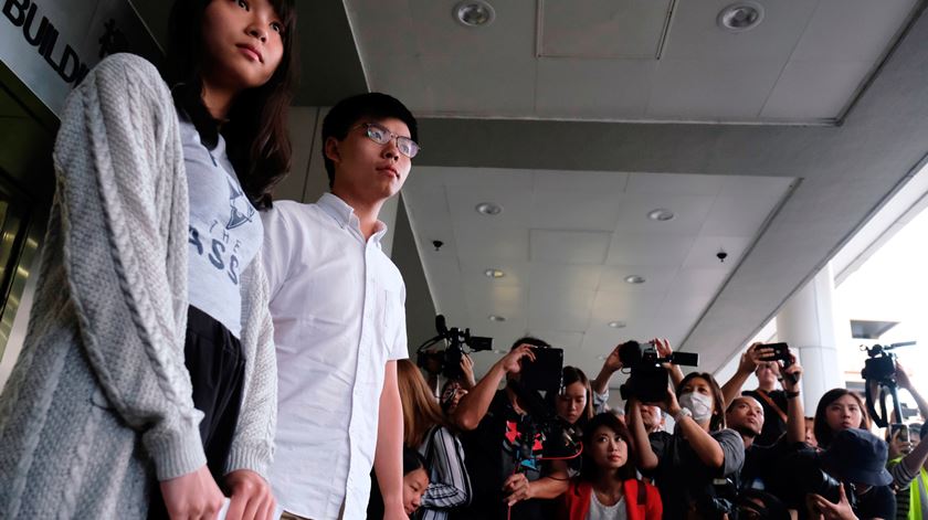 Agnes Chow e Joshua Wong foram libertados esta sexta-feira. Foto: REUTERS / Tyrone Siu