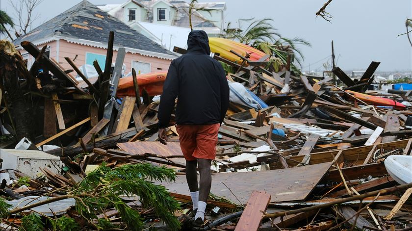 Homem no centro dos escombros, em Marsh Harbour. Foto: REUTERS / Dante Carrer