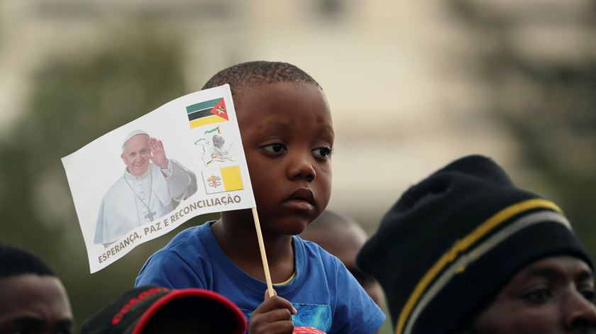 Criança segura uma bandeira no encontro do Papa, em Maputo, Moçambique. Foto: Mike Hutchings
