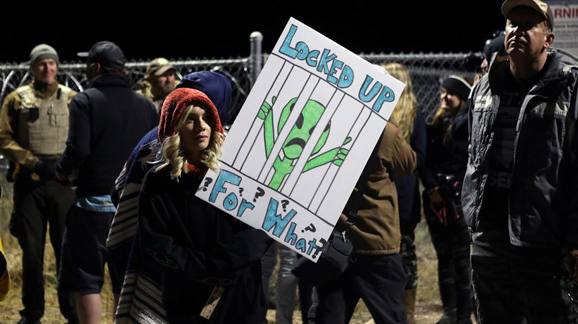 Manifestantes reunidos frente à Área 51 após convocatória de invasão da base militar norte-americana. Foto: Jim Urquhart/Reuters