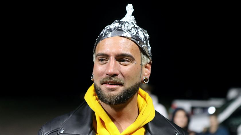 Manifestante com chapéu improvisado com papel de alumínio frente à Área 51. Foto: Jim Urquhart/Reuters