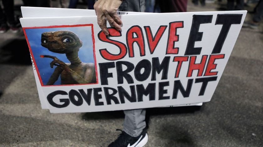 Cartaz "Salvem o E.T. do Governo" em protesto frente à Área 51. Foto: Jim Urquhart/Reuters