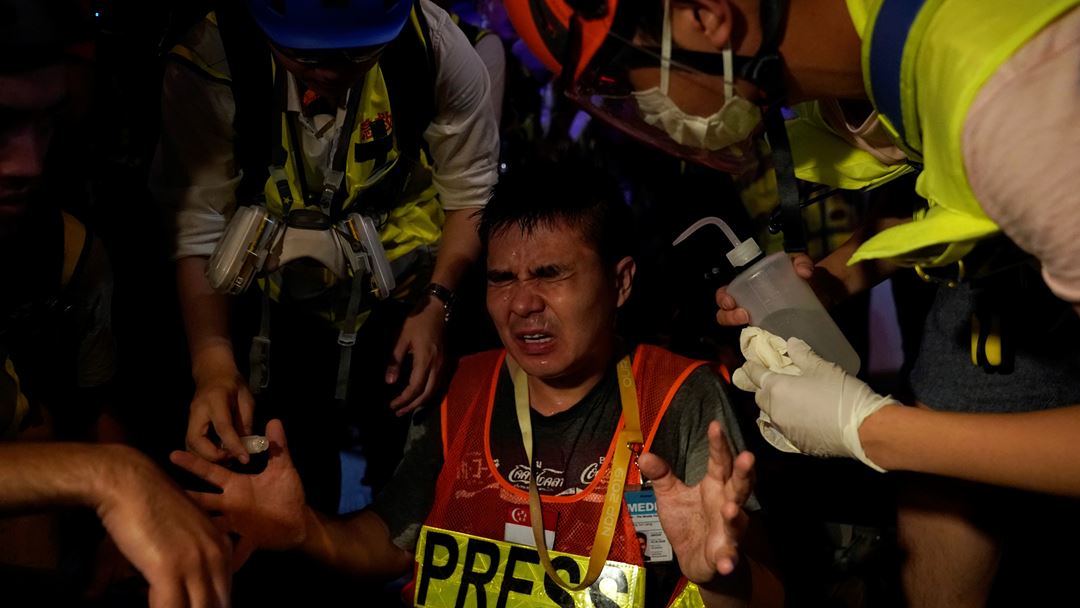 Jornalista atingido por gás pimenta à porta da esquadra de Mong Kok. Foto: Aly Song/Reuters