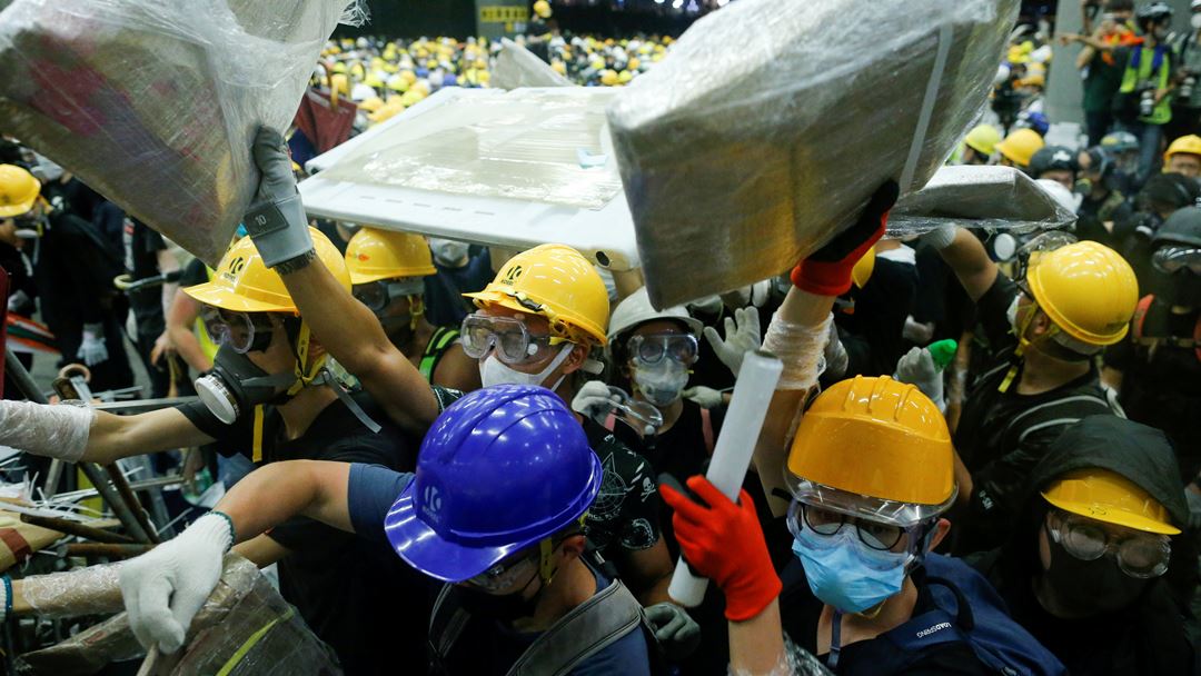 Manifestantes tentam invadir Conselho Legislativo de Hong Kong. Foto: Thomas Peter/Reuters