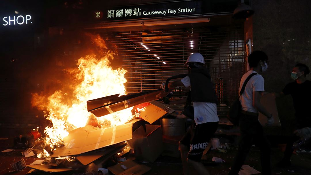 Manifestantes bloqueiam entrada na estação de metro de Causeway Bay. Foto: Susana Vera/Reuters