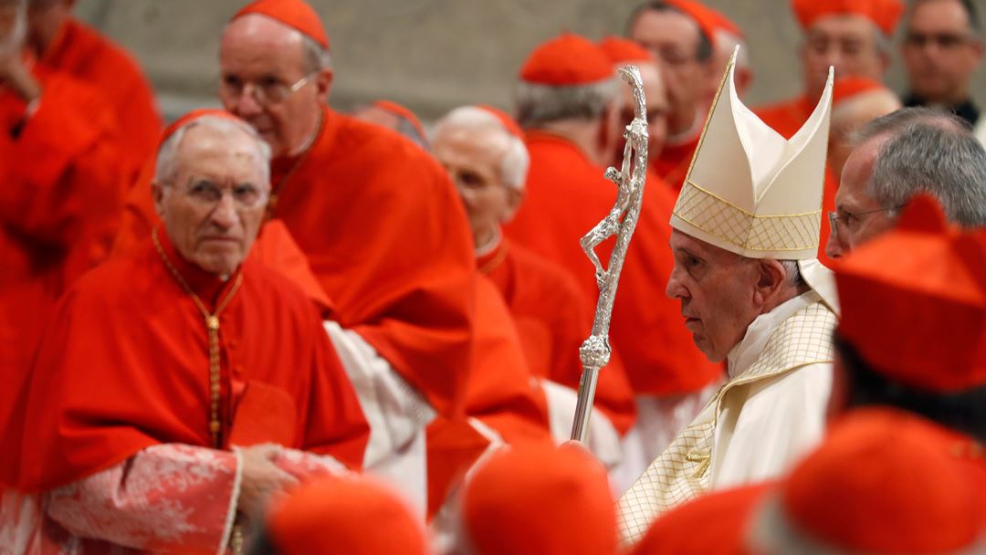 O arcebispo madeirense recebeu do Papa, tal como os restantes 12 bispos elevados, o barrete vermelho, o anel cardinalício e a bula de nomeação.