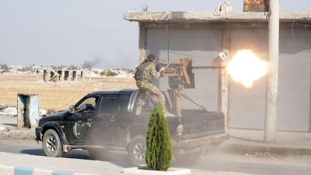 Combatente sírio apoiado pela Turquia em ação na cidade de Tal Abyad, nordeste da Síria. Foto: Khalil Ashawi/Reuters
