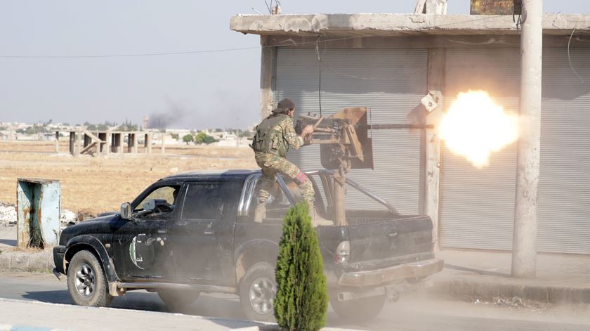 Combates entre forças turcas e sírias no nordeste da Síria. Foto: Khalil Ashawi/Reuters