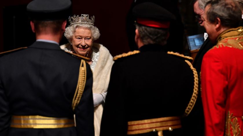 Rainha Isabel II no Parlamento antes de proferir o seu discurso anual. Foto: Paul Ellis/Reuters