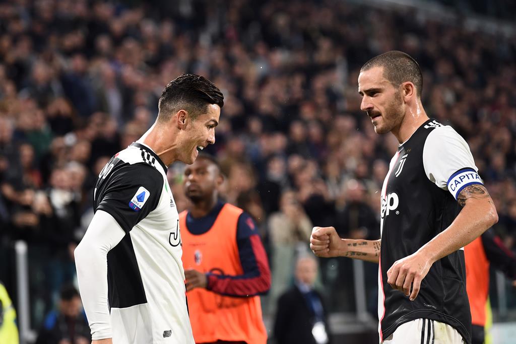 Cristiano Ronaldo e Bonucci celebram um golo. Foto: Maurizio Borsari/AFLO/Reuters