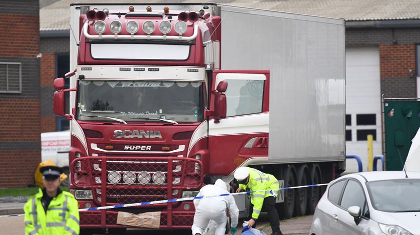 O camião que transportava as 39 vítimas. Foto: Stefan Rousseau/Reuters