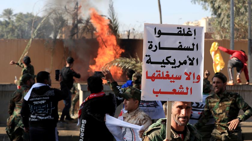 Centenas de manifestantes cercaram embaixada em Bagdad. Foto: Thaier al-sudani/ Reuters