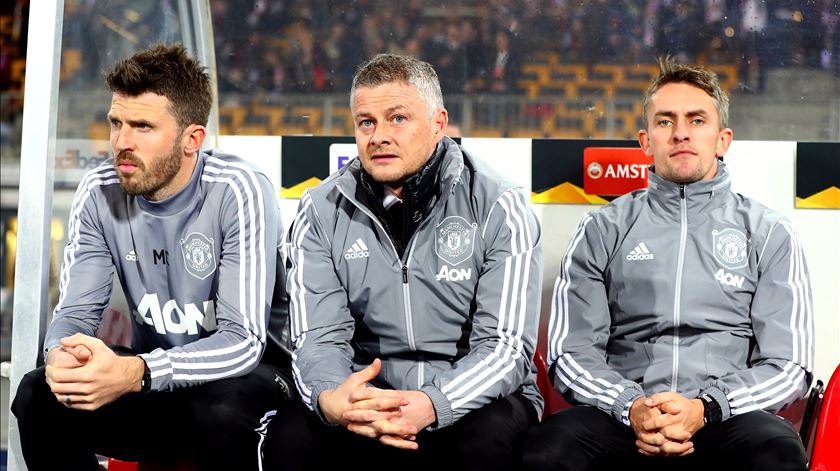 McKenna com Solskjaer (centro) e Michael Carrick (esquerda) no banco do Manchester United. Foto: PA Images/Reuters