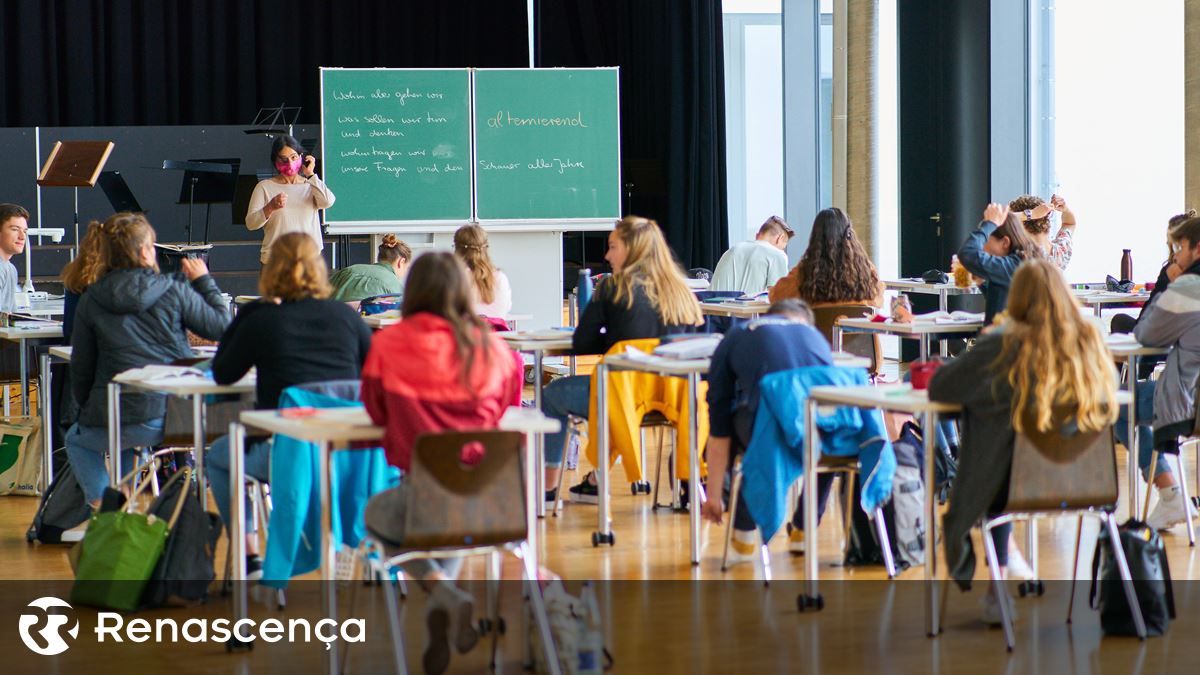 Oito dias depois do arranque do ano letivo, aluna ainda não tinha escola