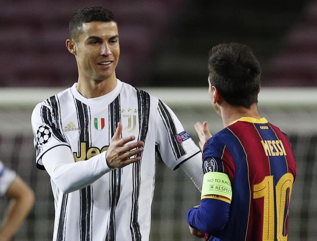 Ronaldo e Messi num Barcelona-Juventus, em 2020. Foto: Albert Gea/Reuters