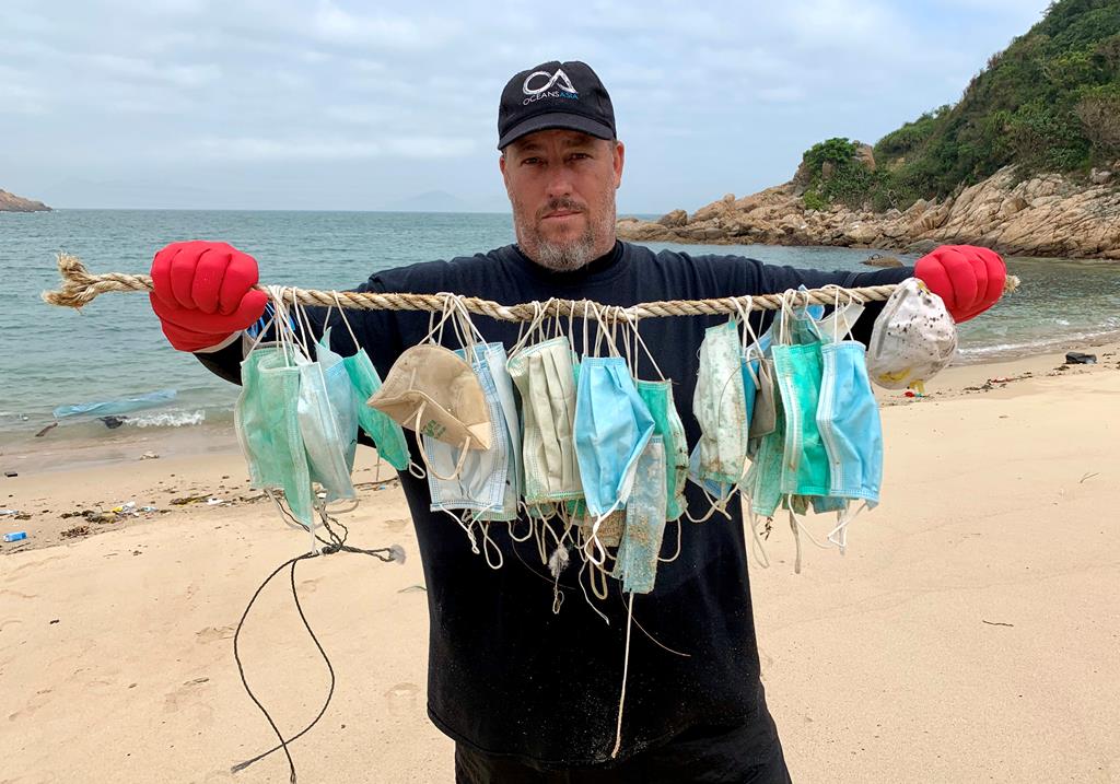 Muitos artigos relacionados com a pandemia contribuíram para a poluição marinha. Foto: Yoyo Chow/Reuters