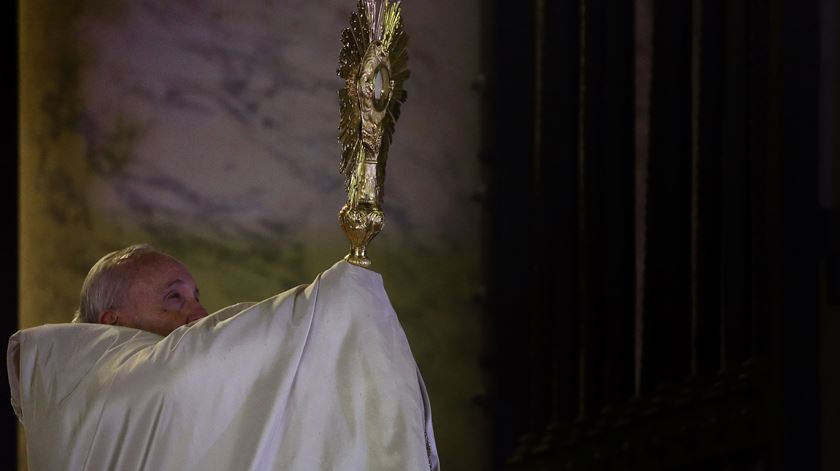 Papa Francisco concede benção extraordinária Urbi et Orbi por causa da pandemia de novo coronavírus, no Vaticano, a 27 de Março. Foto: Evandro Inetti via Reuters