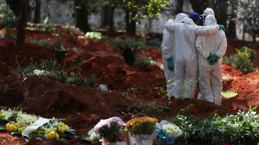 Coveiros usam equipamento de proteção durante funeral no cemitério de Vila Formosa, o maior cemitério de Brasília, capital do Brasil, durante pandemia de coronavírus. Foto: Amanda Perobelli/Reuters