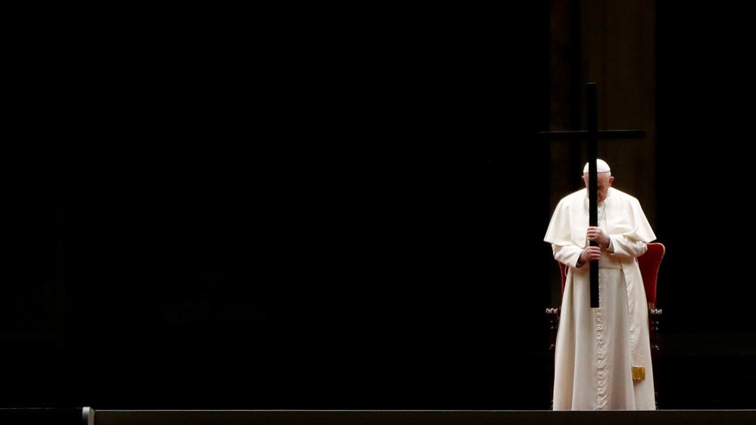 Papa segura cruz durante a Via Sacra na sexta feira Santa,10 de abril, na praça de São Pedro no Vaticano. Foto: Yara Nardi/Reuters