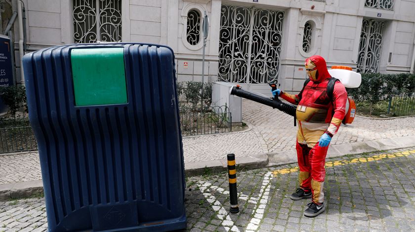 Luís Fernandes, funcionário da Junta de Freguesia de Santo António, em Lisboa, vestido de Homem de Ferro enquanto mantém a cidade limpa. Foto: Rafael Marchante/Reuters