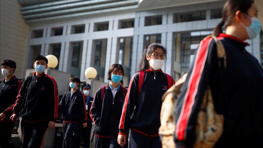 Estudantes chineses com máscara por causa do coronavírus. Foto: Thomas Peter/Reuters