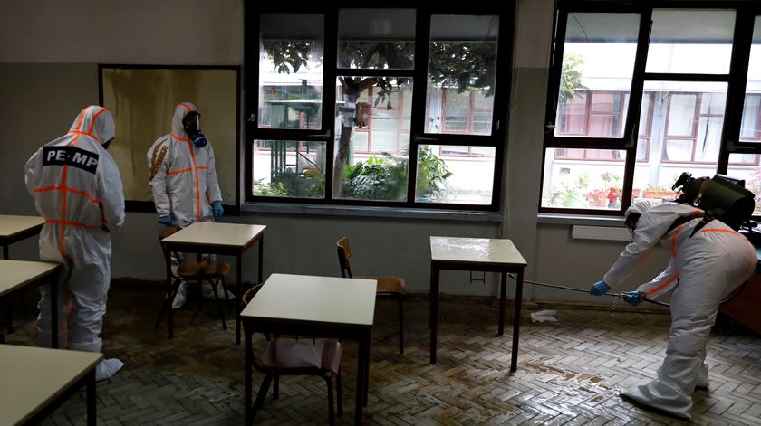 Militares desinfetam escola em Lisboa antes do regresso dos alunos e da reabertura parcial dos estabelecimentos de ensino, durante pandemia de Covid-19. Foto: Rafael Marchante/Reuters