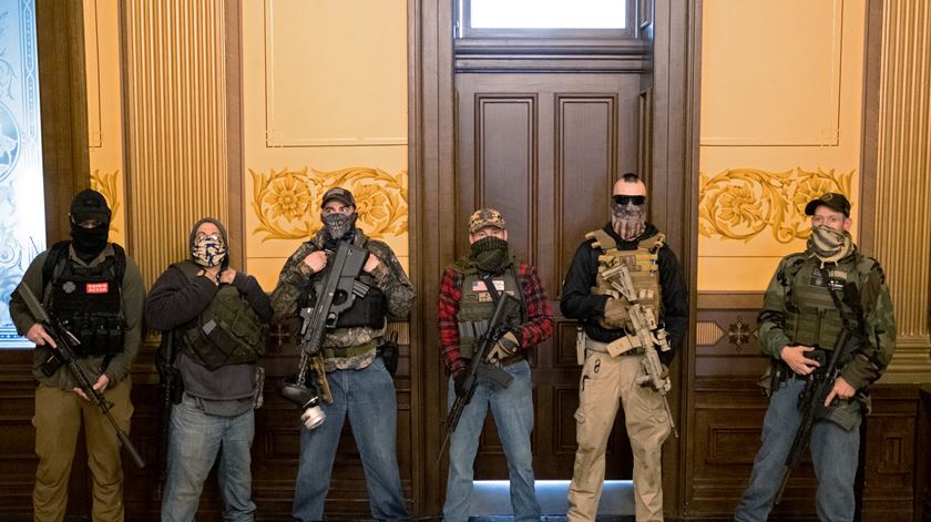 Milícia de manifestantes armados sem filiação política no Senado estatal do Michigan em protesto contra medidas de confinamento. Foto: Seth Herald/Reuters