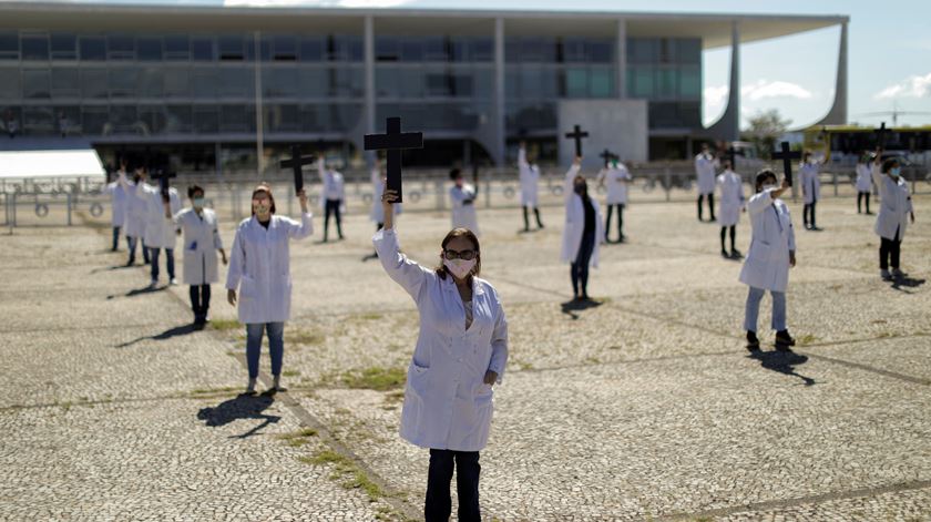 Manifestação de profissionais de saúde em frente ao Palácio do Planalto, Brasília. Foto: Ueslei Marcelino/Reuters