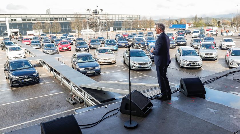 Na Noruega, o líder do Partido Trabalhista, Jonas Gahr Store, discursou perante um grupo de carros, de forma a manter o distanciamento social. Foto: Terje Bendiksby/NTB Scanpix via REUTERS