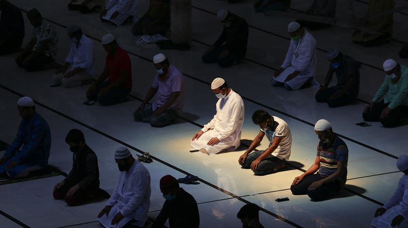 Fiéis muçulmanos em oração. Foto: Suvra Kanti Das/ABACA/Reuters