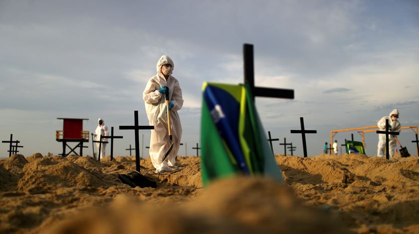 Memorial aos mortos no Brasil. Foto: Pilar Olivares/Reuters