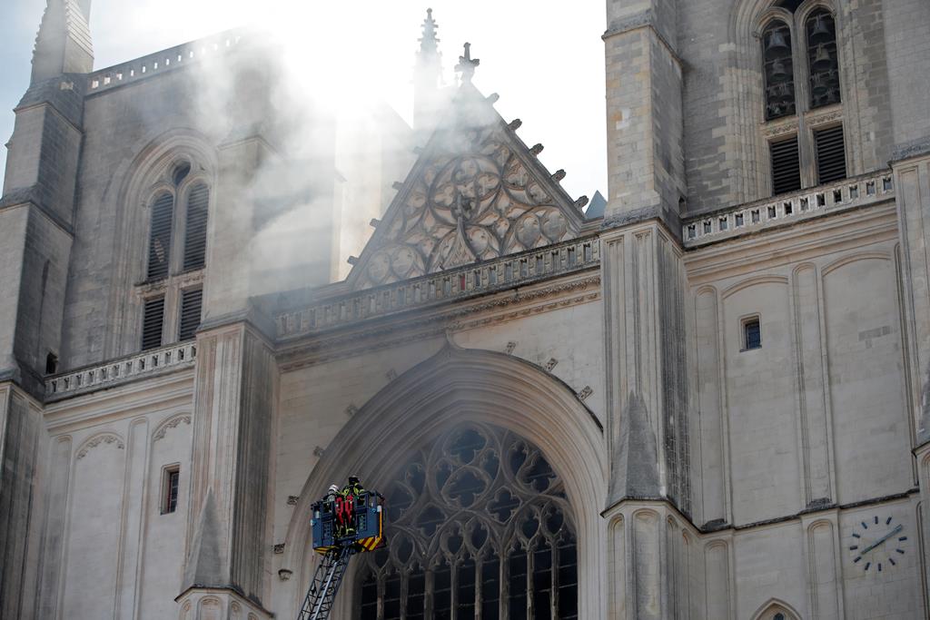 Incêndio na catedral de Nantes, França. Foto: Stephane Mahe/Reuters