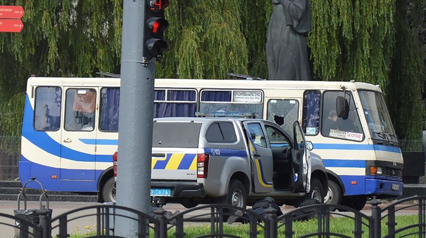 Homem armado toma de assalto autocarro na Ucrânia Foto: Tetiana Hrishyna/Reuters