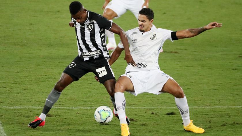 Lucas Veríssimo ficou no Santos, apesar do interesse do FC Porto e Benfica. Foto: Reuters