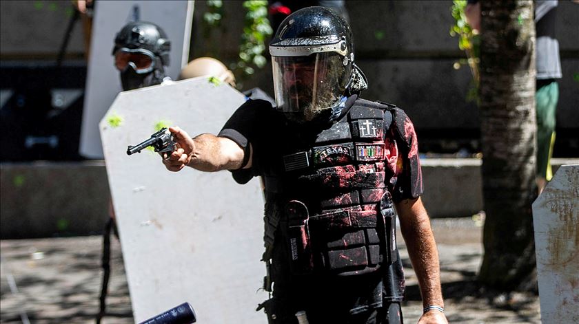 Alan Swinney aponta arma a manifestante antirracista. Foto: Maranie Staab/Reuters