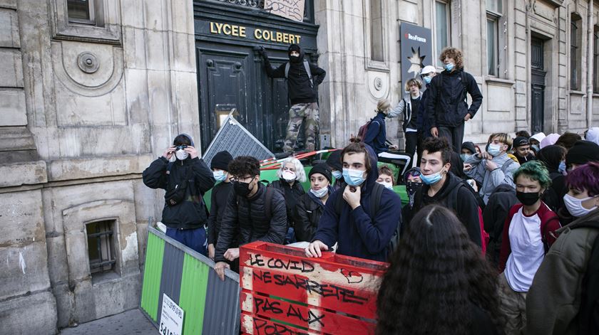 Alunos de liceu em Paris, em França, organizam protesto contra a fraca implementação das regras de combate à Covid-19, o novo coronavírus. Foto: Reuters