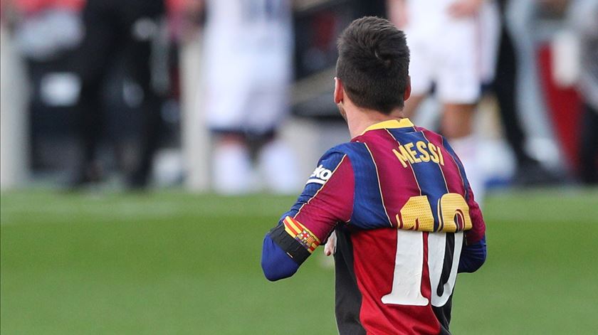 Messi despiu a camisola do Barcelona e exibiu a do Newell