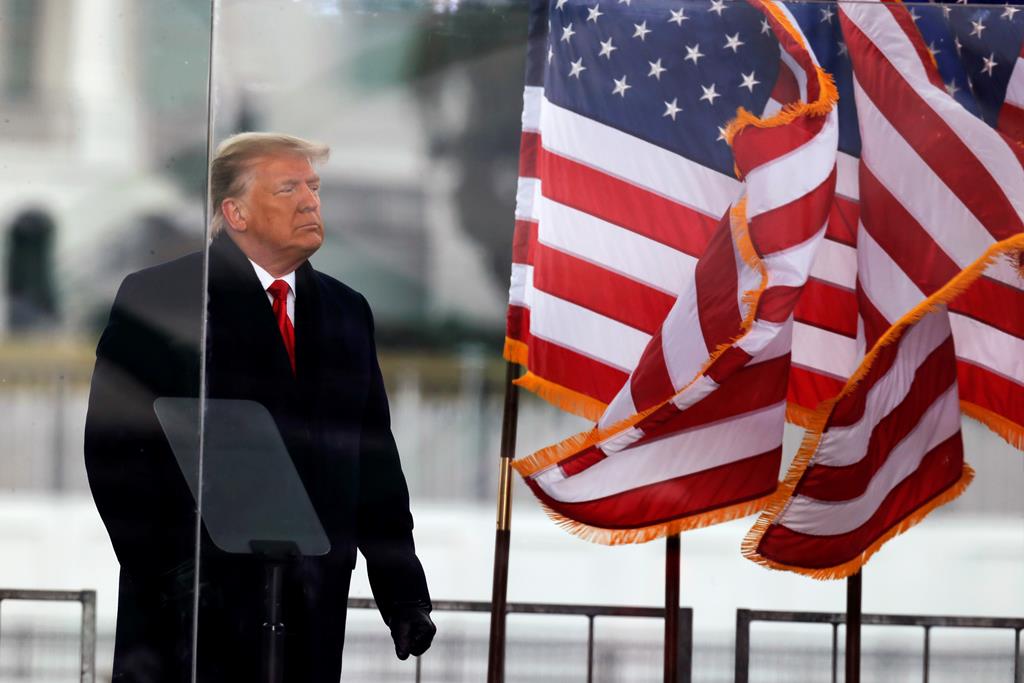 Imagem de Donald Trump, num discurso frente ao Capitólio, em Washington, a 6 de janeiro de 2021. Foto: Reuters/Jim Bourg