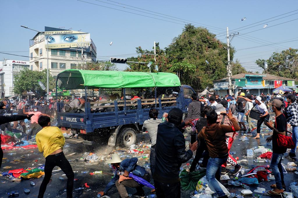 Manifestantes revoltam-se contra a polícia enquanto protestam contra o golpe militar, em Mandalay, Myanmar. Foto: Reuters