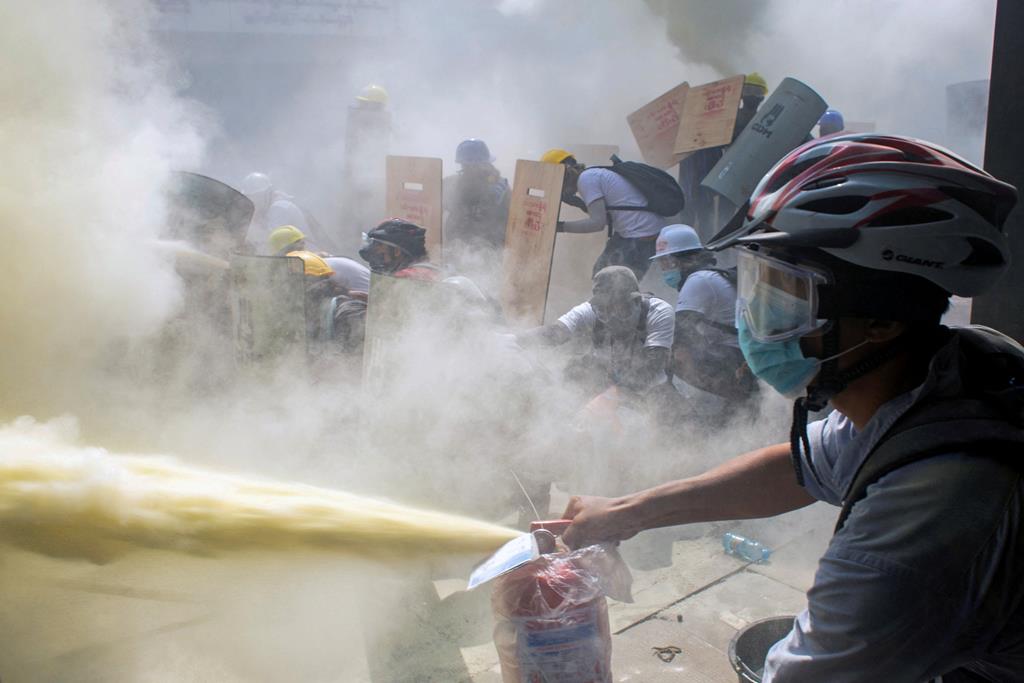 Um manifestante dispara um extintor durante um protesto contra o golpe de Estado em Mianmar. Foto: Reuters