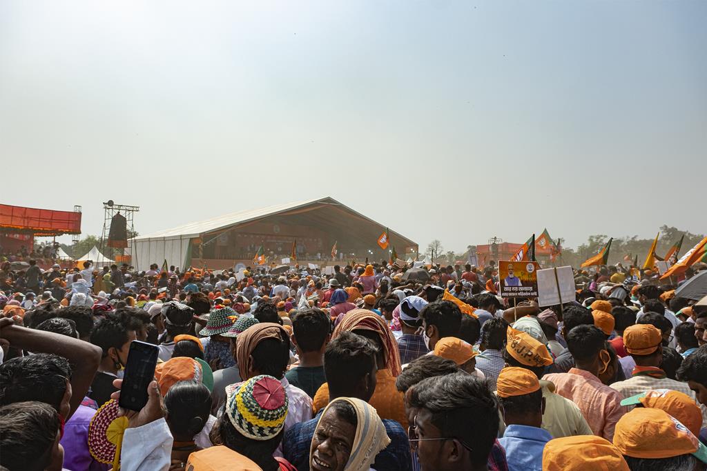 A falsa sensação de segurança levou a que o partido de Modi, o partido Bharatiya Janata, organizasse comícios com o líder e milhares de pessoas. Foto: Dipayan Bose/Reuters