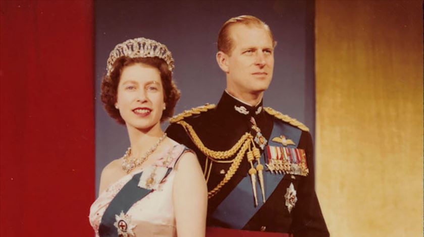 Isabel II e Príncipe Filipe em pose para retrato no Palácio de Buckingham, em Londres,1959. Foto: Arquivo Reuters