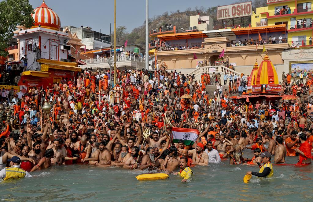 A água do Ganges é sagrada na Índia e as festas religiosas juntaram milhões de pessoas, algumas nuas, nas margens do rio mais poluído do mundo. Foto: Anushree Fadnavis/Reuters