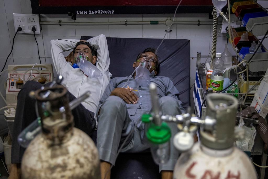 Doentes com Covid-19 recebem tratamento num hospital da Índia, um dos epicentros da doença. Foto: Danish Siddiqui/Reuters