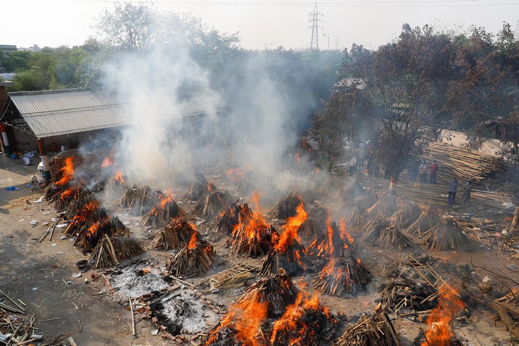 Cremações de vítimas mortais de Covid-19 na Índia. Foto: Adnan Abidi/Reuters