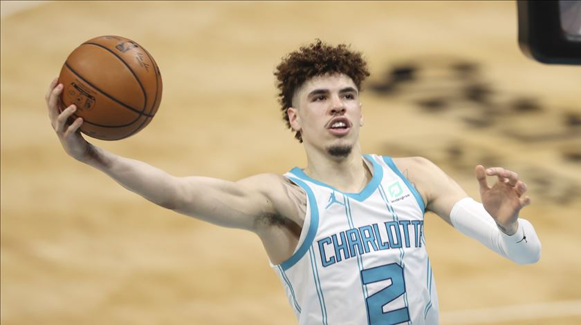 De olho em prêmio e playoffs, LaMelo Ball volta às quadras neste sábado